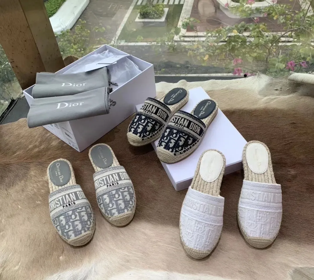 👟👟Ex-factory price 400👟👟 In 2020, new colors are coming simultaneously on the official website of the DIOR fisherman shoe series: original development, original anatomy display, exclusive outsole, you can compare as you like.  [Material] 1⃣️Sole: The only 1:1 exclusive rubber sole on the market 🌸. Fabric original embroidery. Lining: imported sheepskin, delicate and soft. [Size] 35-40.